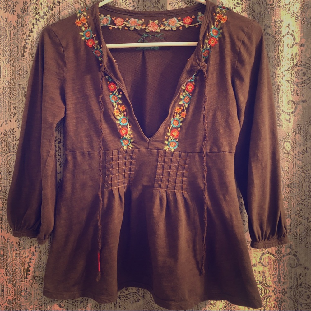 ✨3/$20✨Free People embroidered neckline top 🌺🌸🌼